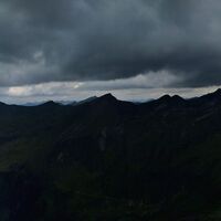 Gipfel hornfeldspitze - ungefährliche, dunkle Wolken