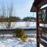 Jubiläumsschild des Ortsteils Liemke im Schnee in Schloß-Holte-Stukenbrock