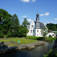 Wasserschloss Göltzsch mit Blick auf das Renaissance-Schlösschen Rodewisch