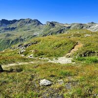 Ein fantastisches Gipfelmeer breitet sich vor den Augen der Wanderer aus