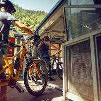 Mountainbiker, die die Lauchernalp-Seilbahn im Lötschental benutzen