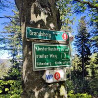 Wegweisung nach links gilt der steilenen Variante