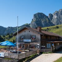 Hochalphütte mit Aggenstein im Hintergrund