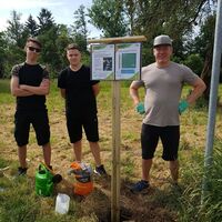 Jugendhausteam beim Aufstellen der Infotafeln