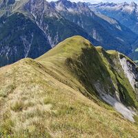 Der Abstieg beginnt, hier über den grasigen Grat  Richtung Westen