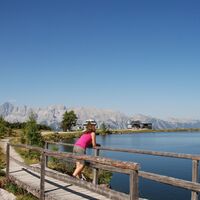 Reiteralmsee mit Bergstation Preunegg-Jet und Dachstein-Panorama