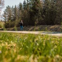 Zum Fuße des Burgbergs – Der Rundweg führt an Wiesen und Wäldern entlang