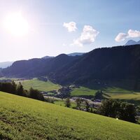 Blick auf den Ortsteil Obere Klaus und hinüber zum Dachstein