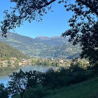Feld am See mit Kirche