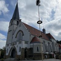 Pfarrkirche Pressbaum mit frischem Maibaum davor