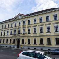 Beim Gebäude der ehemaligen Bezirkshauptmannschaft links