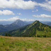 gegenüber der Bärenfeuchtmölbing und links dahinter der Grimming