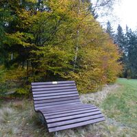 Liegebank mit Blick über die Bergwiese