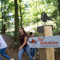 Wanderschild am Wegesrand