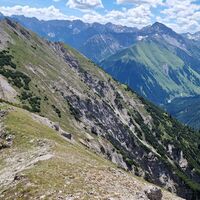 Blick hinunter zur Scharte, rechts von der Scharte sieht man den Weg hinunter zur Dürrekopfhütte. Von dort aus kann man auch aus dem Namloser Tal aufsteigen. Dieser Weg ist allerdings ebenfalls weder markiert noch ausgeschildert.