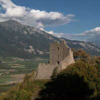 Die Ruine Wartenstein thont über dem Rheintal