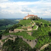 Der historische Rundweg führt einmal rund um die Veste Riegersburg