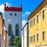 Matthiasturm der Ortenburg von der Schloßstraße aus
