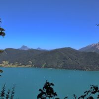 Im Hintergrund der Traunstein (1691m) und der Gasslkogel (1411m), rechts beginnt das Höllengebirge