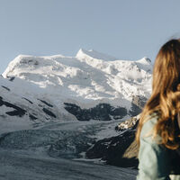 Wanderin, die den Grand Combin von der Cabane Panossière aus bewundert