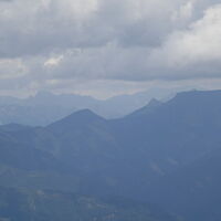 im Hintergrund der Ebenstein, davor ganz dunkel: Kragelschinken, Schwarzenstein und Stadelstein mit dem flachen Wildfeld
