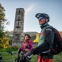 Staunen in der Burganlage von Munt Sogn Gieri