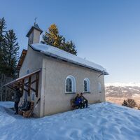 Sogn Carli mit Ruhebänkli und schönen Aussichten