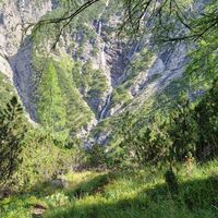 Wunderschöner Blick auf zahlreiche Wasserfälle die ins Tal rauschen.