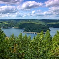 Aussichtspunkt Hirschley mit Blick auf den Rursee