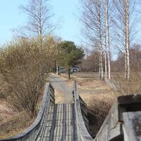Blick von der Holzbrücke Jokipii auf die Hängeseilbrücke