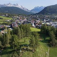 Drohnenaufnahme Seefeld im Spätsommer_Pfarrhpgel mit Steinkreis.jpg