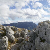 oben angekommen, im Hintergrund der Gipfel der Raduha