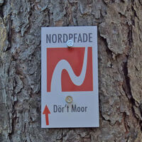 Logo und Markierungszeichen des NORDPFADES Dör't Moor