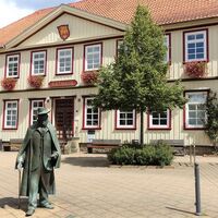 Rathaus Seesen und Wilhelm-Busch-Statue