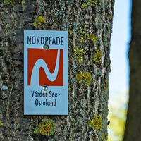 Markierungszeichen des NORDPFADES Vörder See - Osteland