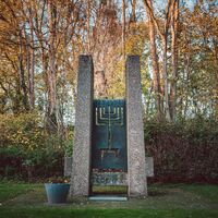 Gedenkstein der Synagoge_mit Blumentopf