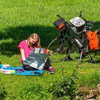 Zwei Radfahrerinnen bei einem Picknick