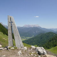 nettes Kreuz oberhalb der Winterstelleralm