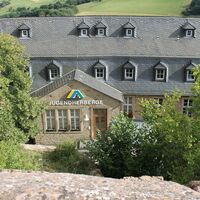 Moderne Jugendherberge in mittelalterlicher Burganlage