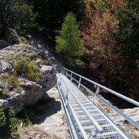 Treppe zur Aussichtsplattform Pizalun