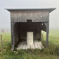 Kreativer Unterstand am Weg. Man haut sich nicht die Birne an und der Betonpfosten kann als Tresen dienen :)