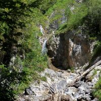 Vorbei an einem kleinen Wasserfall