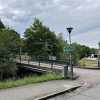 Weiter Richtung Wilhelmsburg/Kreisbach gehts dann nach einem kurzen Straßenstück links einen Gehweg neben dem Kreisbach weiter..