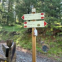 Wegweiser entlang des Pfades zum Lago del Laux
