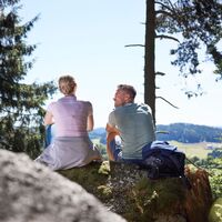 MuehlviertlerAlmFreistadtWandernPaarRastFelsen_OberoesterreichTourismusGmbHAlexanderKaiser.jpg
