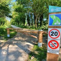 Weg zwischen Glas und Meer