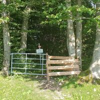 5.7 km Blick zurück: Gatter vor Wiese Eibeck