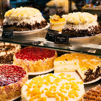 Kuchenauslage im Café Annabella des Räucherkerzenland in Crottendorf