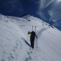 Kurzzeitig mussten wir die Skier schultern. Je nach Schneeverhältnissen kann man hier aber auch mit angeschnallten Skieren den Aufstieg fortsetzen.