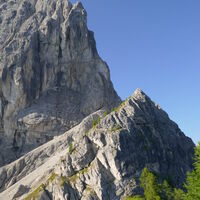 die Zilinköpfe unterhalb der Laserzwand